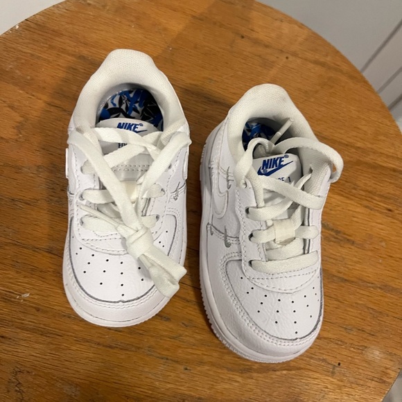 Nike Kids White Sneakers Air Force 1 size 5c - Picture 8 of 11